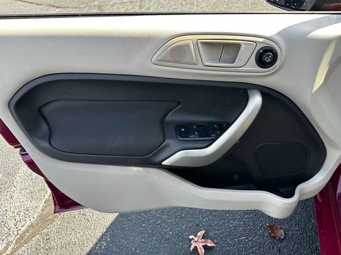 Used 2011 Ford Fiesta SE w/ 202A Rapid Spec Order Code image 8