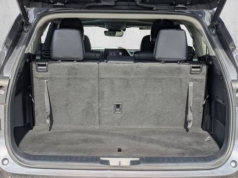 Used 2021 Toyota Highlander XLE image 6