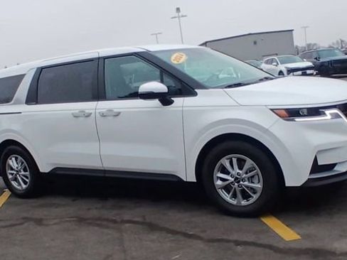 Certified 2024 Kia Carnival LX image 4