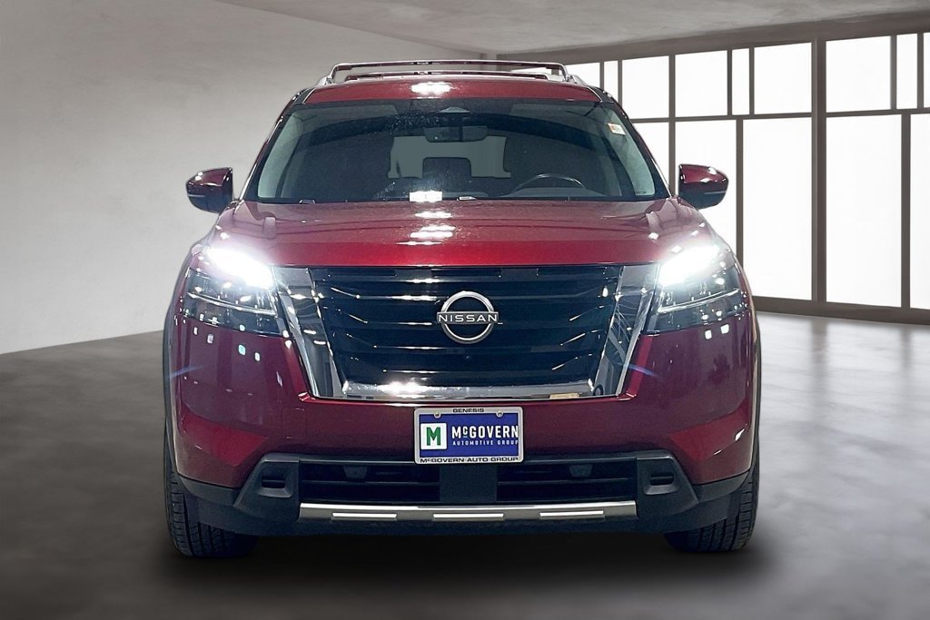Used 2023 Nissan Pathfinder SL AWD/4WD image 2