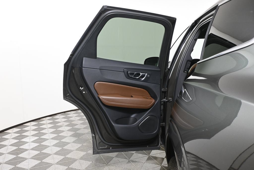 Used 2022 Volvo XC60 B5 Momentum w/ Climate Package AWD/4WD image 27