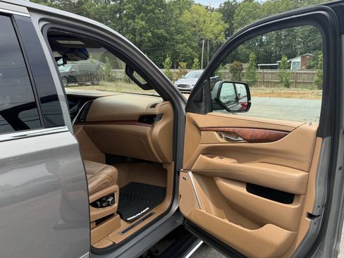 Used 2017 Cadillac Escalade Platinum AWD/4WD image 19