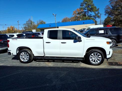 Used 2020 Chevrolet Silverado 1500 Custom w/ Custom Convenience Package image 2