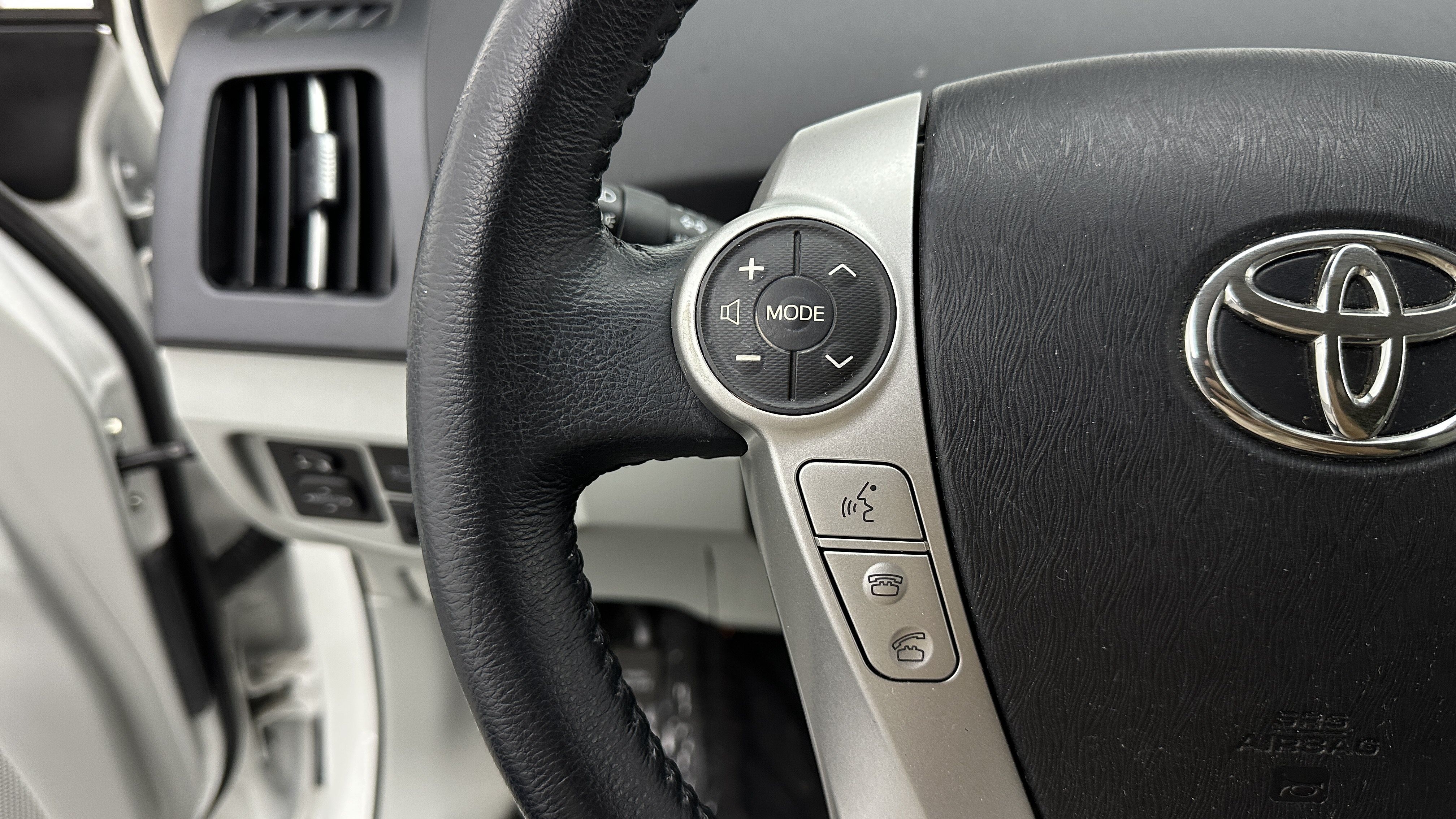 Used 2015 Toyota Prius Five w/ Advanced Technology Package FWD image 19