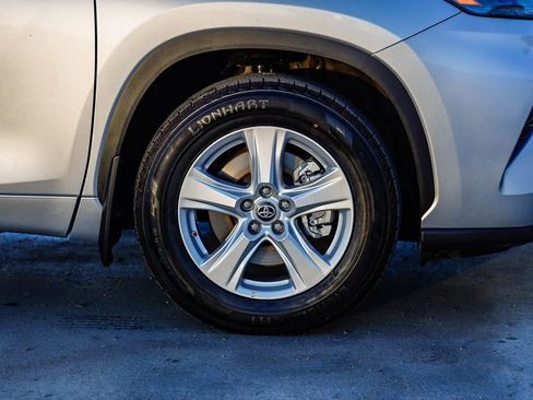 Used 2024 Toyota Highlander LE image 11