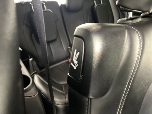 Used 2025 Chrysler Pacifica Select FWD image 24