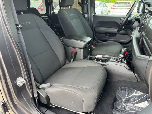 Used 2018 Jeep Wrangler Unlimited Sahara AWD/4WD image 11