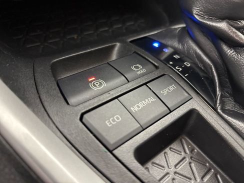 Used 2021 Toyota RAV4 LE FWD image 43