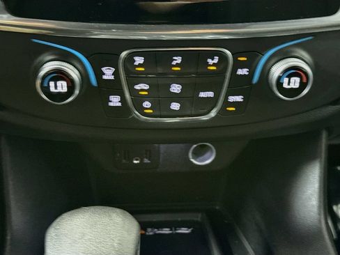 Used 2023 Chevrolet Traverse LT FWD image 15