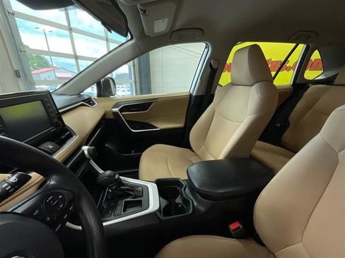 Used 2021 Toyota RAV4 LE FWD image 9