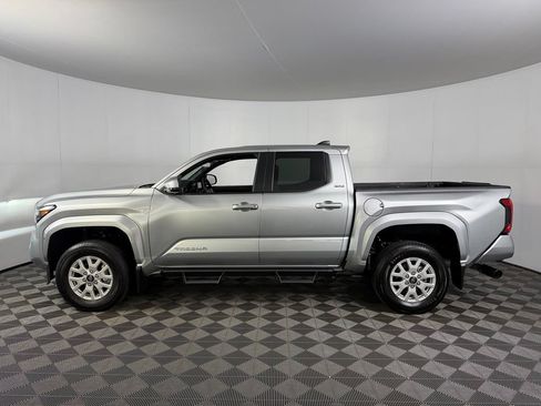 Used 2025 Toyota Tacoma SR5 AWD/4WD image 9