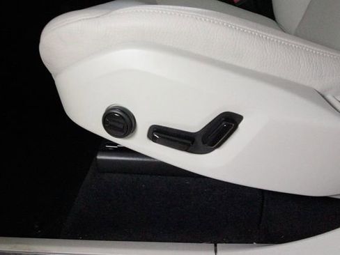 Certified 2025 Volvo XC90 B6 Plus w/ Protection Package Premier image 18