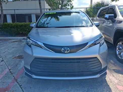 Used 2023 Toyota Sienna LE FWD image 2