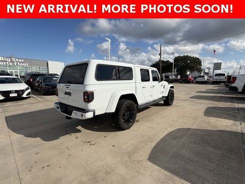 Used 2022 Jeep Gladiator Overland image 2