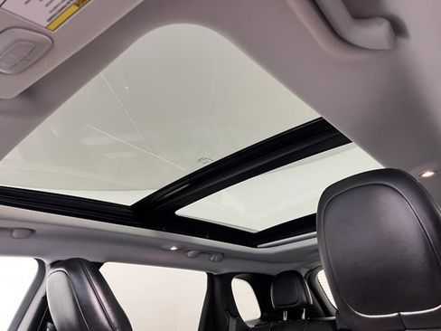 Used 2019 Jeep Cherokee Limited image 18