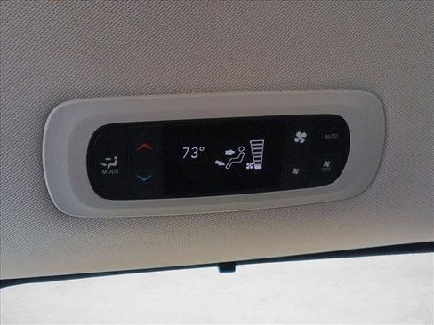 Used 2024 Chrysler Pacifica Touring-L image 17