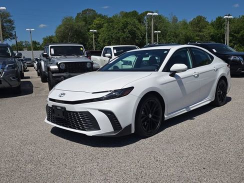 Used 2025 Toyota Camry SE FWD image 4