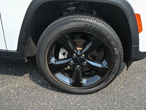 Used 2023 Jeep Grand Cherokee Altitude AWD/4WD image 15