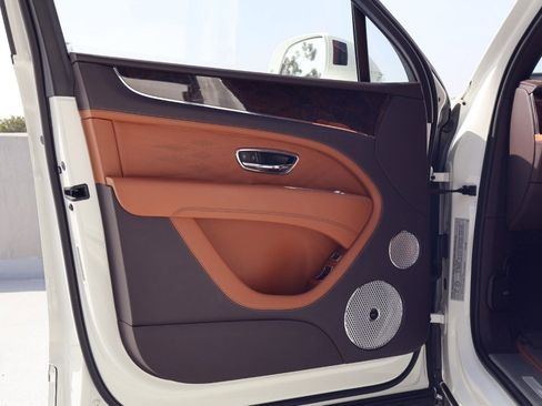 Used 2023 Bentley Bentayga Extended Wheelbase image 15