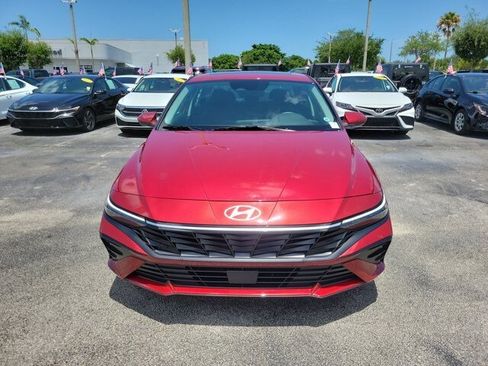 Used 2025 Hyundai Elantra SEL FWD image 2