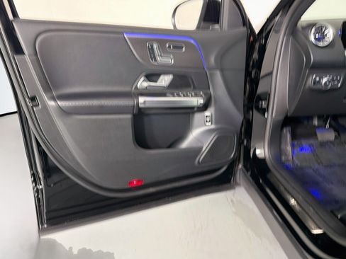 Used 2023 Mercedes-Benz GLB 250 w/ Premium Package image 21