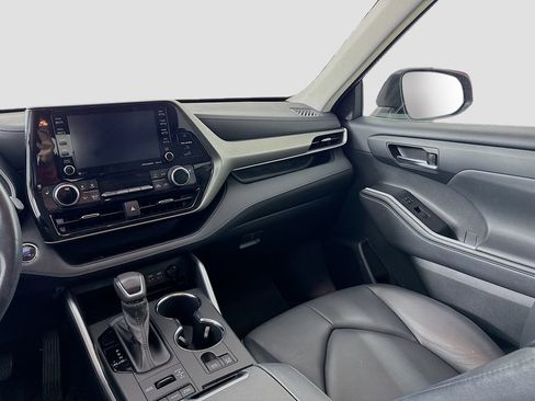 Used 2022 Toyota Highlander XLE image 25