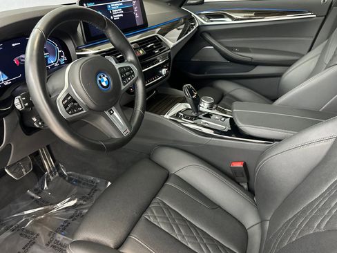 Used 2023 BMW 530e w/ M Sport Package image 4