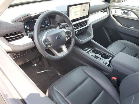 Used 2025 Ford Explorer Active w/ Active Comfort Package image 3