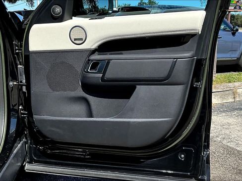 Used 2023 Land Rover Discovery Metropolitan Edition image 26