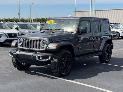 Used 2025 Jeep Wrangler Unlimited Sahara AWD/4WD image 9