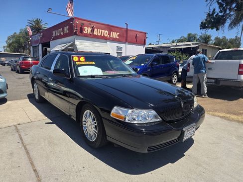 Used 2006 Lincoln Town Car Designer Series RWD image 2