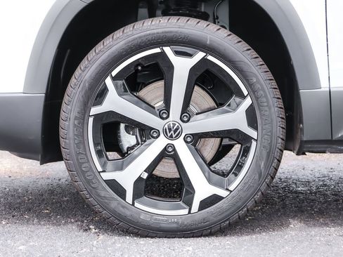 Used 2025 Volkswagen Taos SEL image 16