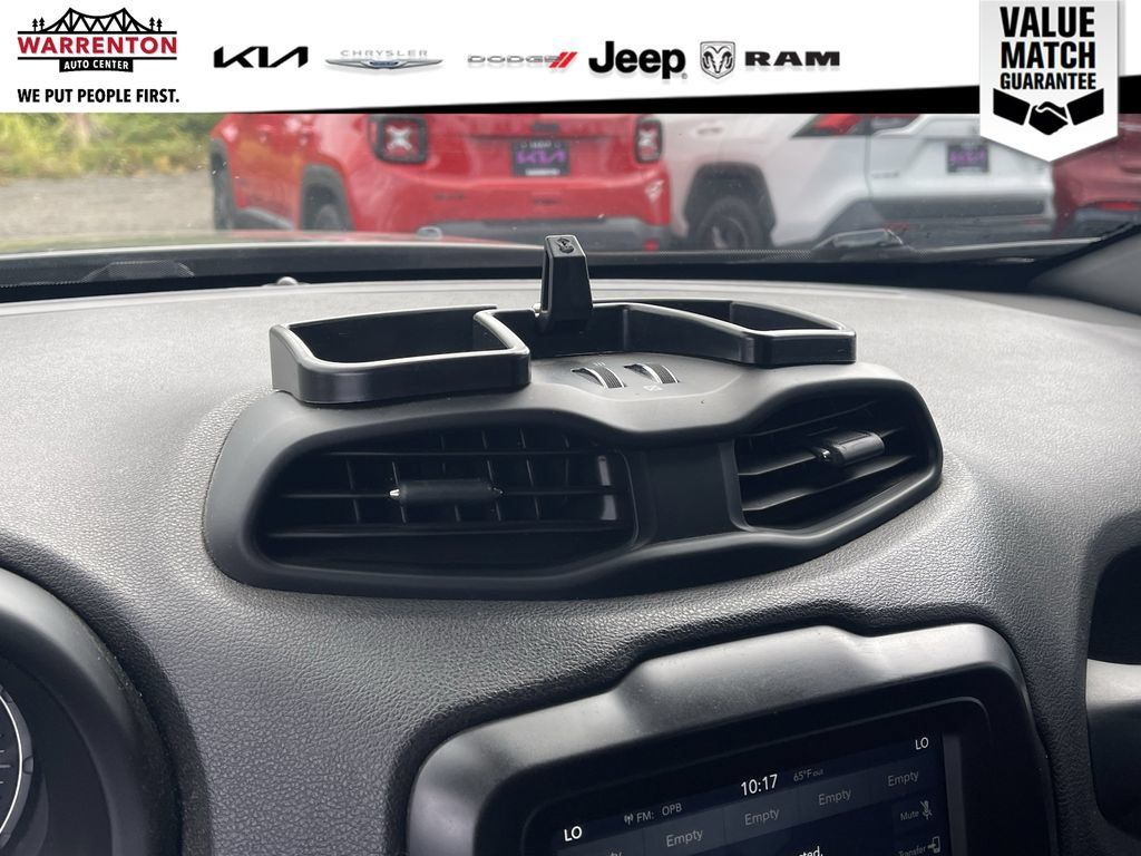 Used 2018 Jeep Renegade Latitude AWD/4WD image 22