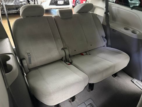 Used 2011 Toyota Sienna LE FWD image 19