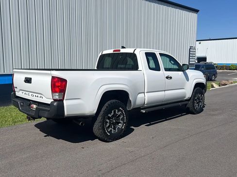 Used 2017 Toyota Tacoma SR AWD/4WD image 5