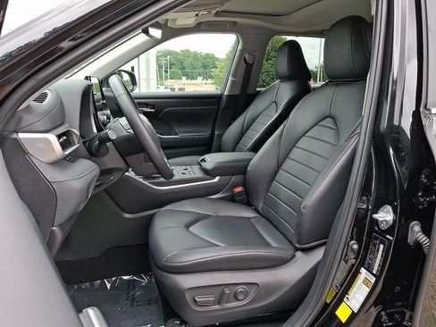 Used 2023 Toyota Highlander XLE AWD/4WD image 15
