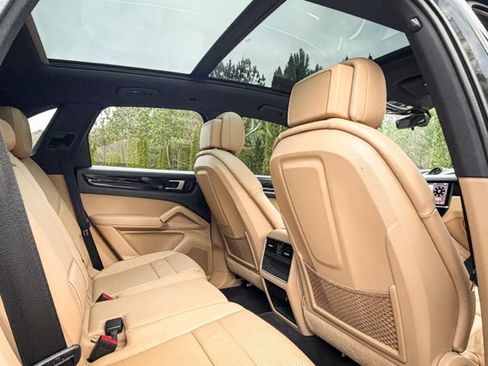 Used 2021 Porsche Cayenne Base image 31