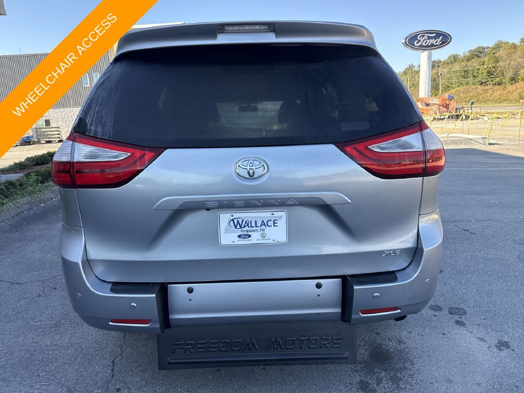 Used 2017 Toyota Sienna XLE Premium FWD image 5