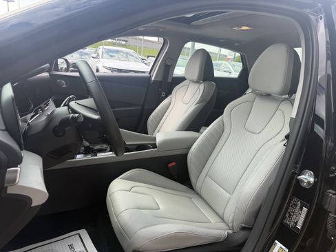 Certified 2025 Hyundai Elantra Limited FWD image 25