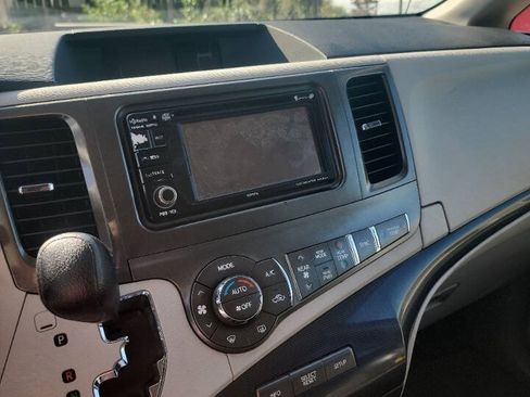 Used 2013 Toyota Sienna SE FWD image 8