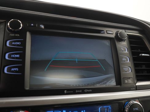 Used 2019 Toyota Highlander XLE AWD/4WD image 30