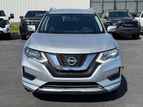 Used 2017 Nissan Rogue SV image 3