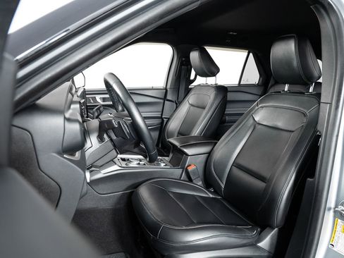 Used 2020 Ford Explorer XLT w/ Equipment Group 202A image 15