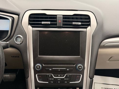 Used 2017 Ford Fusion SE w/ Fusion SE Technology Package FWD image 18