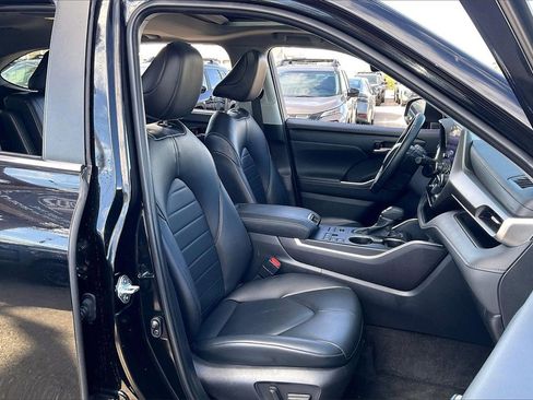 Used 2024 Toyota Highlander XLE image 7