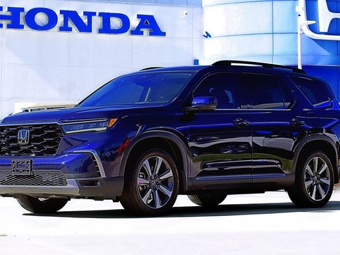 Used 2023 Honda Pilot Touring image 1