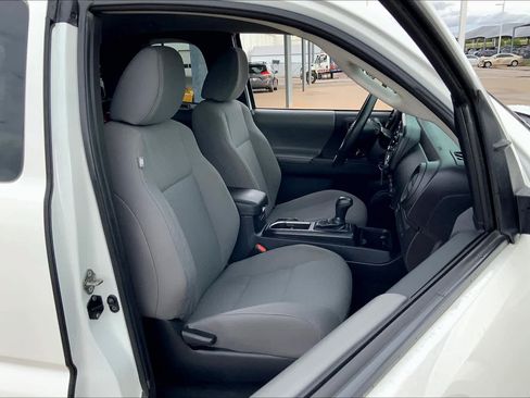 Used 2020 Toyota Tacoma SR AWD/4WD image 9