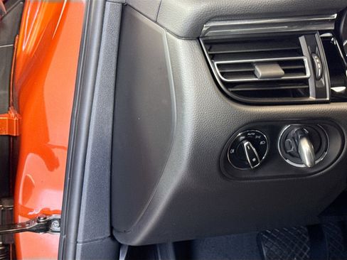 Certified 2025 Porsche Macan AWD/4WD image 13