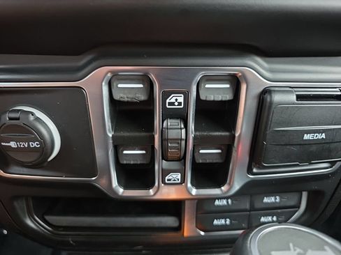 Used 2021 Jeep Wrangler Unlimited Sahara AWD/4WD image 28