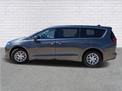 Used 2022 Chrysler Voyager LX image 4